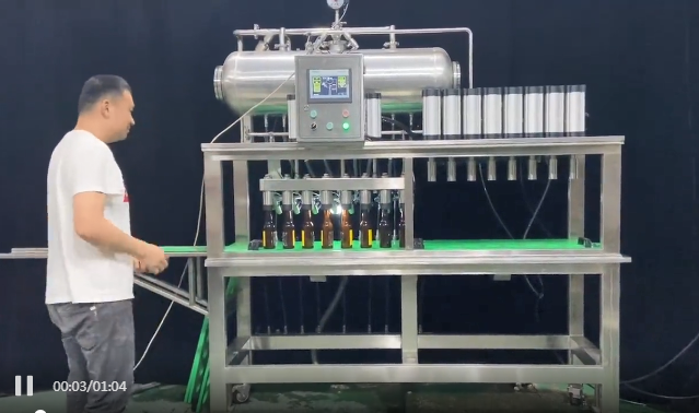 八頭玻璃瓶啤酒灌裝機試機！精釀啤酒灌裝壓蓋一體機—歡迎咨詢！